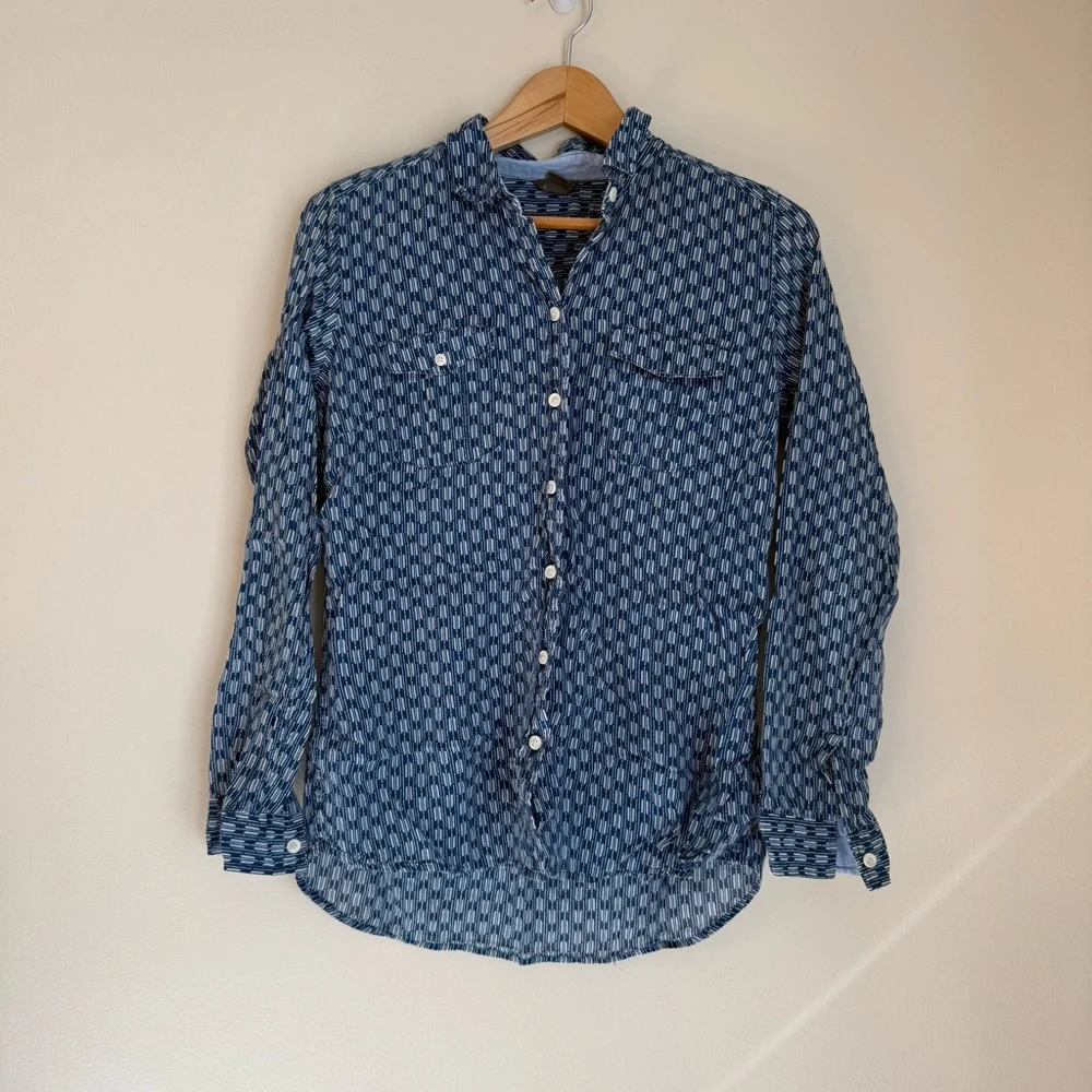 Eddie Bauer Women’s Lightweight Button Down Long sleeve Shirt Blue Size Medium - Picture 2 of 7